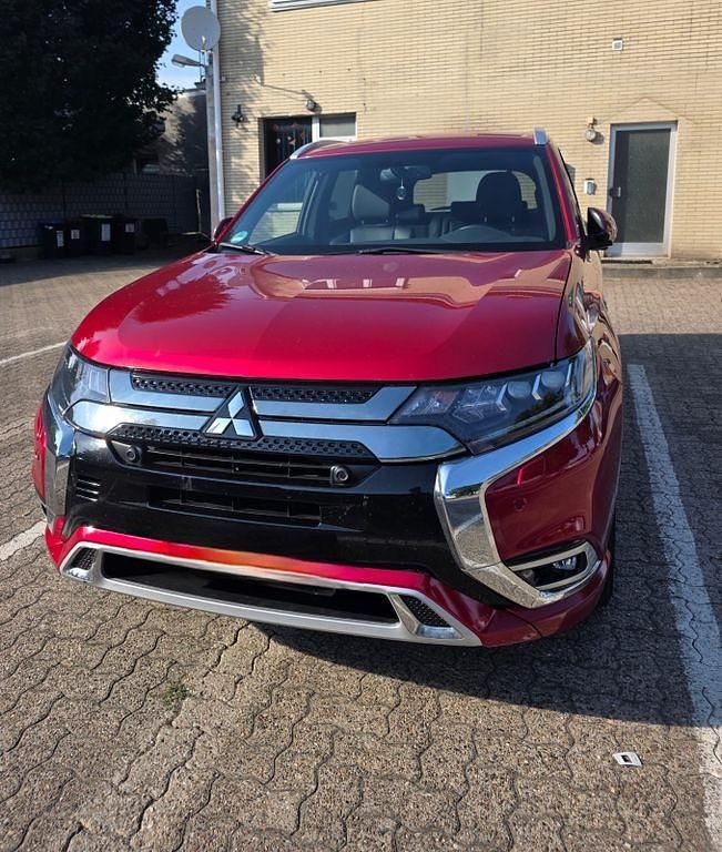 Rot Gebraucht 2020 Mitsubishi Outlander P-HEV SUV | 22.999 € (Guter Preis) - Bild 1/4