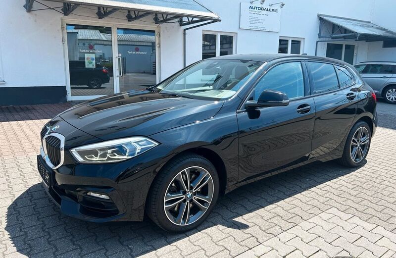 Schwarz Gebraucht 2022 BMW 120 Sport Line Kleinwagen | 24.799 € (Fairer Preis) - Bild 1/4