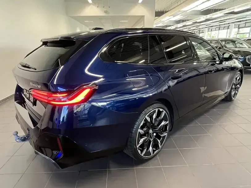 Gebraucht BMW 550e M Sport 489 PS (359 kW) 2025 Blau Kombi