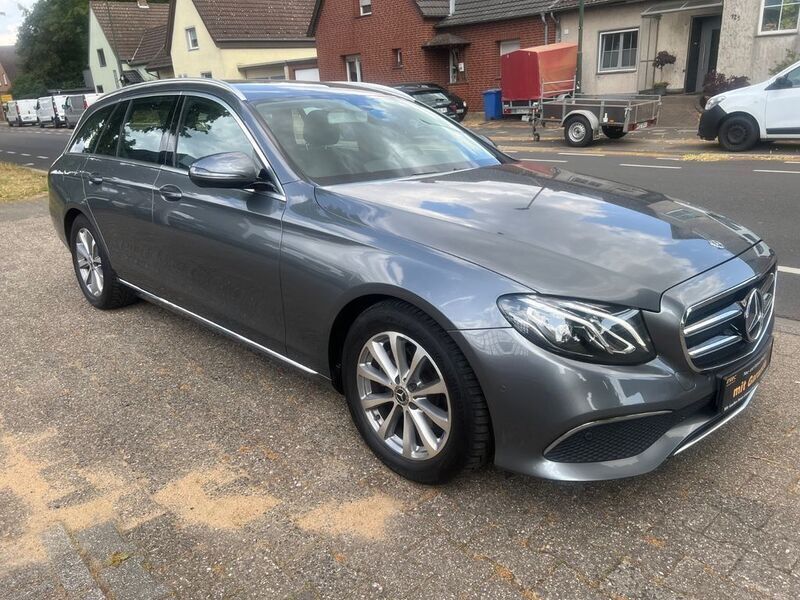 Grau Gebraucht 2019 Mercedes E200 Avantgarde Limousine | 26.880 € (Guter Preis) - Bild 1/4