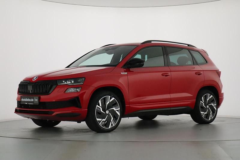 Velvetrot metallic Gebraucht 2022 Skoda Karoq SportLine SUV | 30.749 € (Fairer Preis) - Bild 1/4