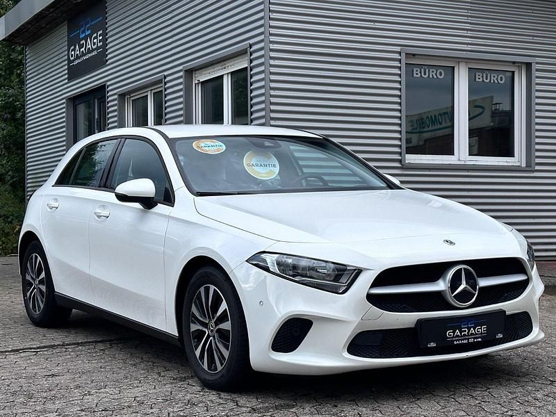 Weiß Gebraucht 2021 Mercedes A180 Limousine | 18.500 € (Superpreis) - Bild 1/4