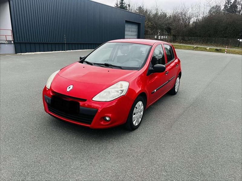 Second-hand Renault Clio II Expression 75 CP (55 kW) 2009 Roșu Hatchback