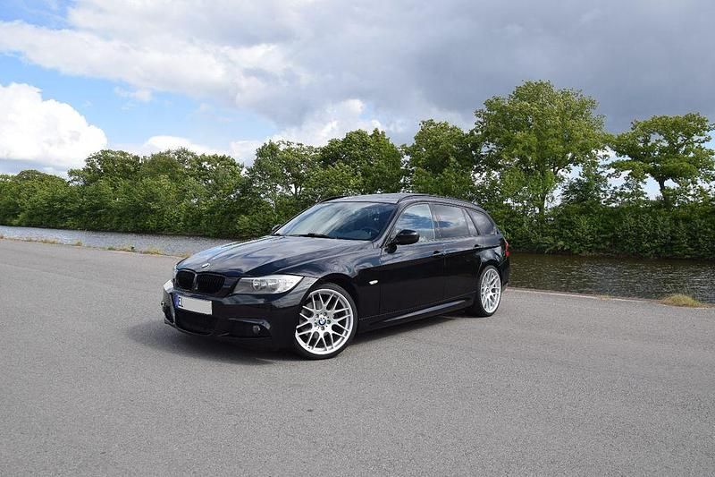Schwarz Gebraucht 2011 BMW 318 M Sport Kombi | 11.900 € - Bild 1/4