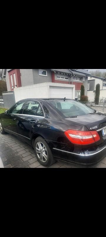 Gebraucht Mercedes E220 170 PS (125 kW) 2010 Schwarz Limousine
