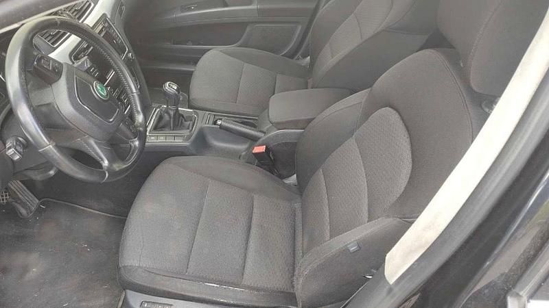 Gebraucht Skoda Superb 140 PS (102 kW) 2012 Schwarz Kombi