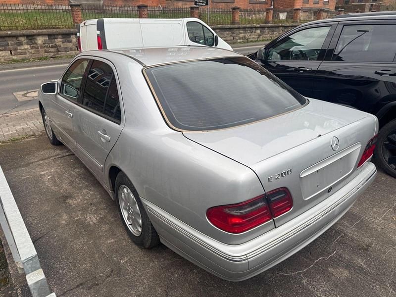 Gebraucht Mercedes E200 Avantgarde 163 PS (119 kW) 2001 Silber Limousine