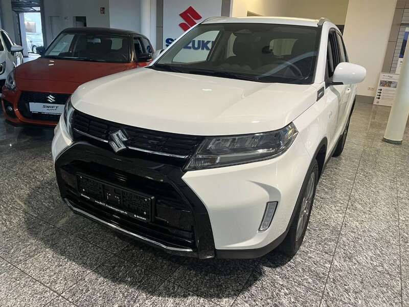 Cool white pearl metallic Neu 2024 Suzuki Vitara Comfort SUV | 22.990 € (Superpreis) - Bild 1/4