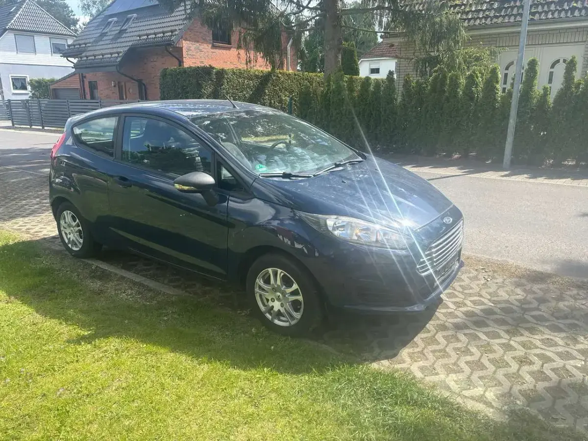 Gebraucht Ford Fiesta Ambiente 60 PS (44 kW) 2015 Blau Kleinwagen