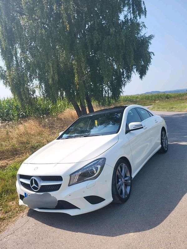 Weiß Gebraucht 2014 Mercedes CLA180 Limousine | 13.550 € (Guter Preis) - Bild 1/4