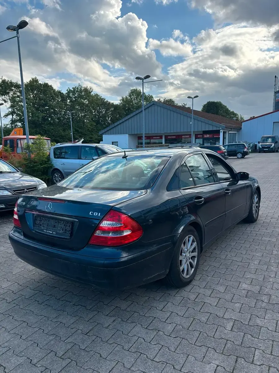 Gebraucht Mercedes E220 150 PS (110 kW) 2003 Blau Limousine