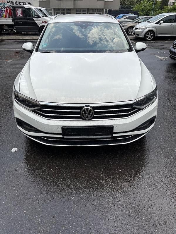 Weiß Gebraucht 2020 VW Passat Highline Kombi | 19.999 € (Superpreis) - Bild 1/4