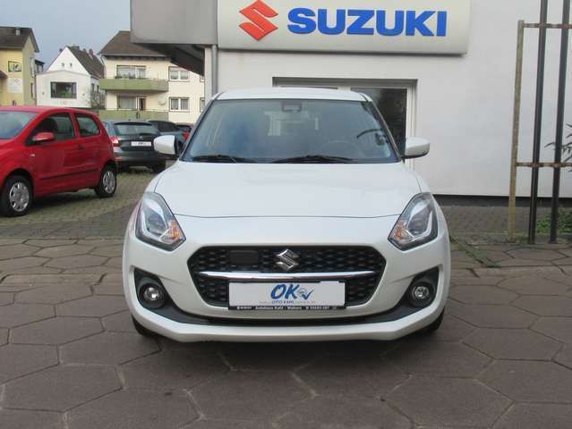 Pure white pearl Gebraucht 2020 Suzuki Swift Comfort+ Limousine | 12.990 € (Fairer Preis) - Bild 1/4