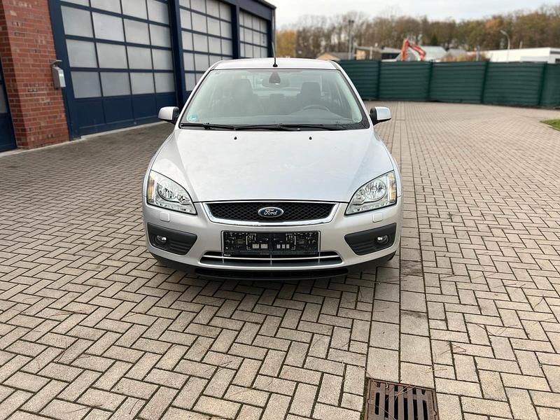 Gebraucht Ford Focus Ghia 101 PS (74 kW) 2005 Silber Limousine