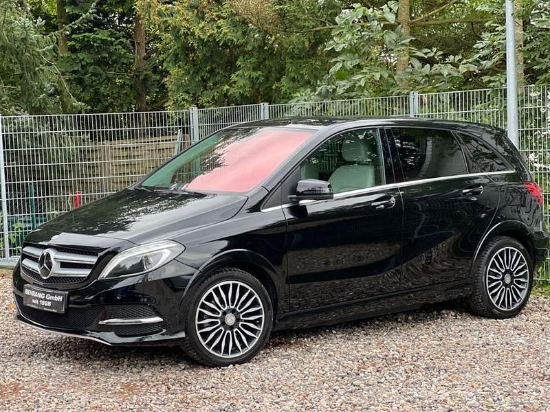 Schwarz Gebraucht 2016 Mercedes B Electric Drive Urban Van / Kleinbus | 15.649 € - Bild 1/4