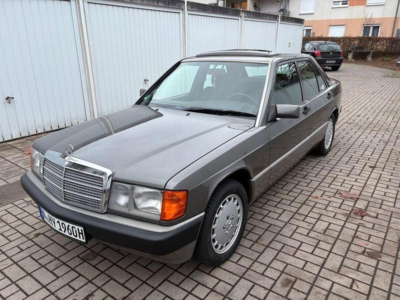 Grau Gebraucht 1992 Mercedes 190 Limousine | 10.900 € - Bild 1/4