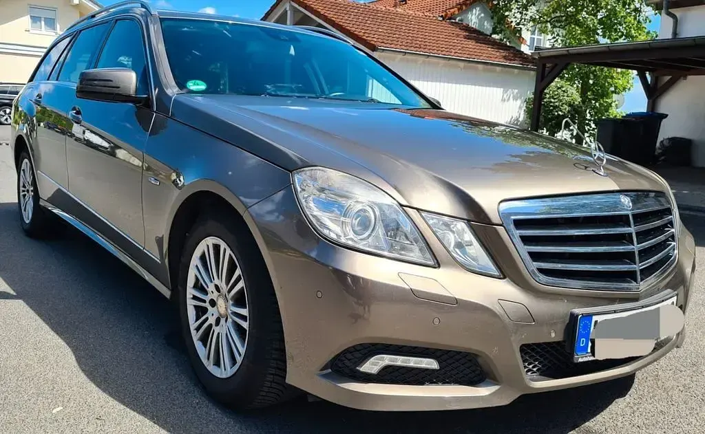 Gebraucht Mercedes E220 170 PS (125 kW) 2009 Braun Limousine