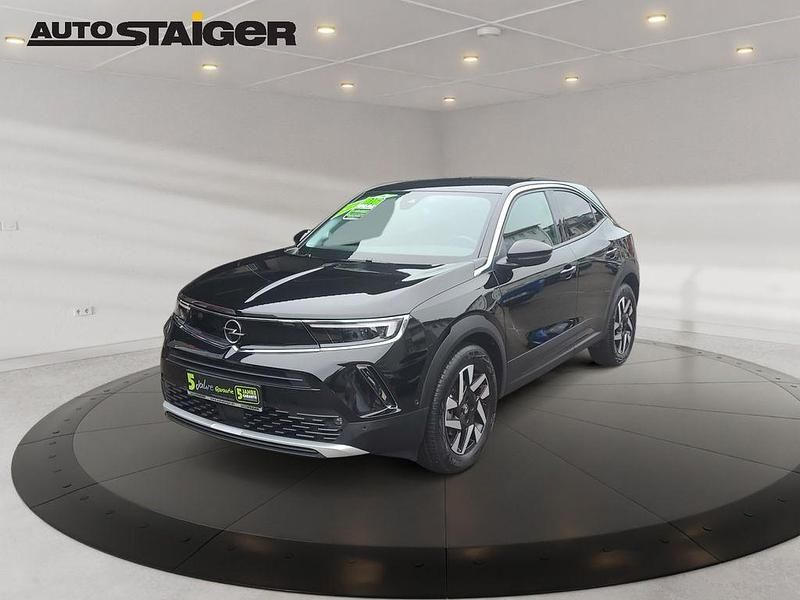 Gebraucht Opel Mokka-e Elegance 100 kW (136 PS) 2023 Lackierung schwarz perla nera/ SUV