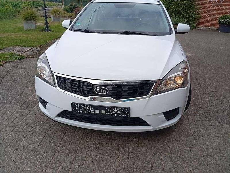 Weiß Gebraucht 2012 Kia Ceed Kombi | 4.700 € (Guter Preis) - Bild 1/4