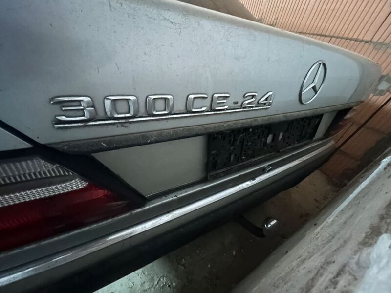 Silber Gebraucht 1989 Mercedes E300 Coupé | 4.950 € - Bild 1/4