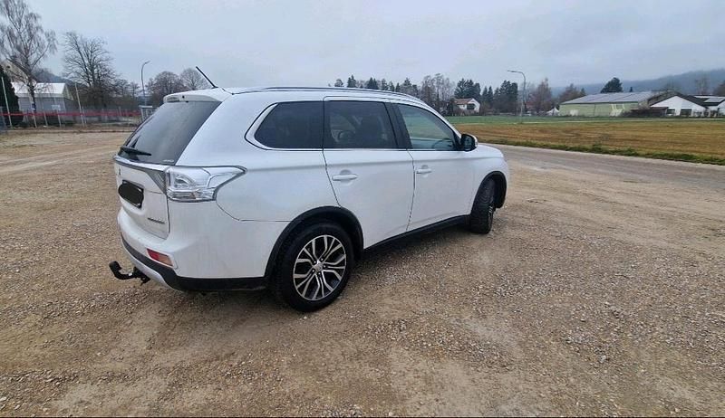 Gebraucht Mitsubishi Outlander 150 PS (110 kW) 2015 Weiß SUV