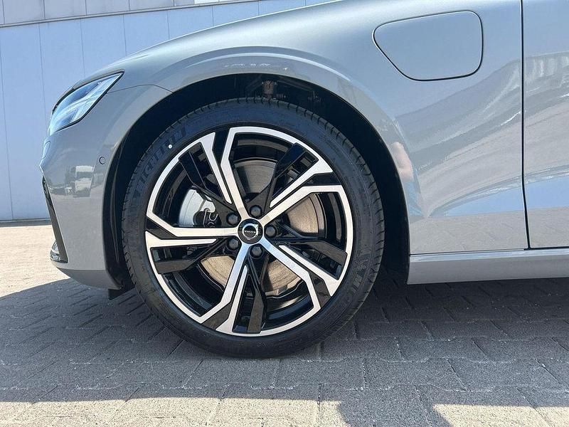 Gebraucht Volvo V60 Plus 349 PS (256 kW) 2025 Vapour grey Kombi