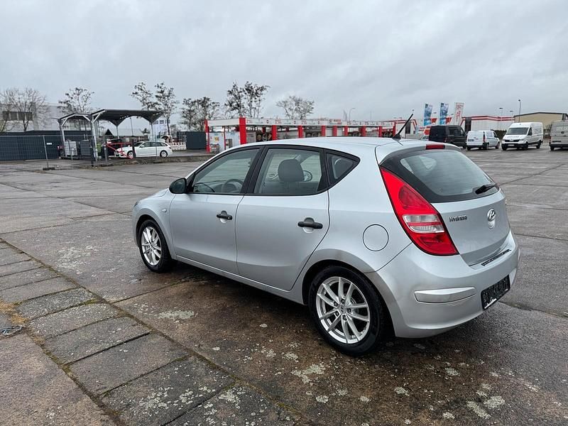 Gebraucht Hyundai i30 109 PS (80 kW) 2010 Silber Kleinwagen