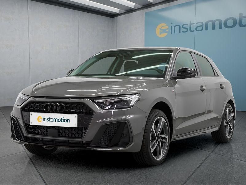 Grau Neu 2025 Audi A1 Sportback Kleinwagen | 32.449 € (Teuer) - Bild 1/4