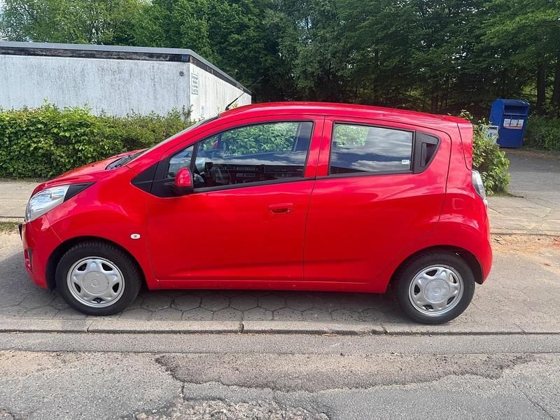 Rot Gebraucht 2012 Chevrolet Spark Kleinwagen | 2.650 € - Bild 1/4