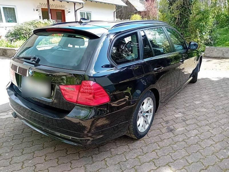 Gebraucht BMW 320 184 PS (135 kW) 2011 Schwarz Coupé