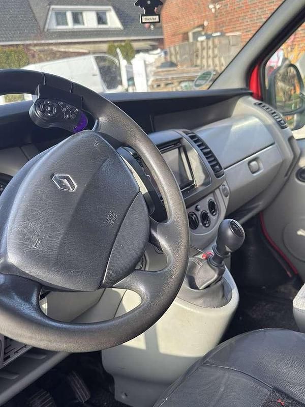 Gebraucht Renault Trafic 114 PS (83 kW) 2009 Rot Van / Kleinbus