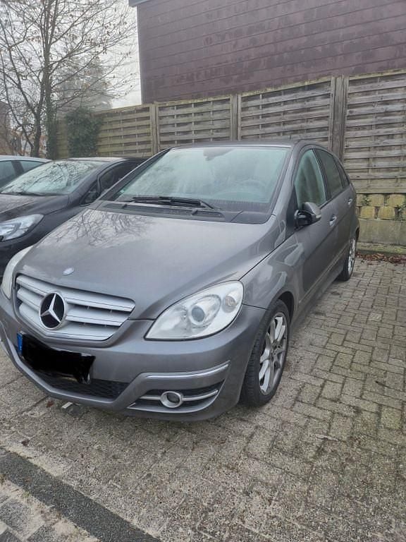 Silber Gebraucht 2009 Mercedes 180 Limousine | 7.600 € (Fairer Preis) - Bild 1/4