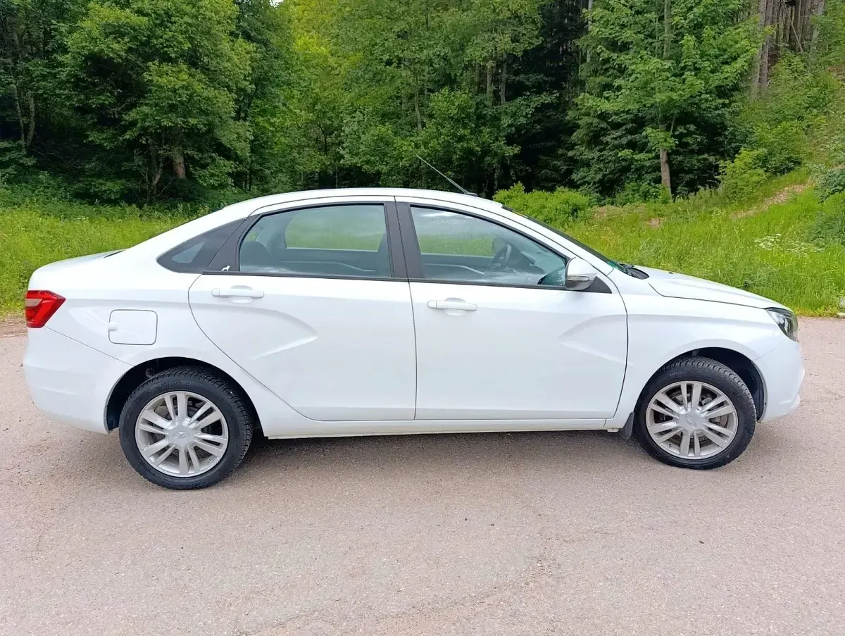 Gebraucht Lada Vesta 106 PS (77 kW) 2017 Weiß Limousine