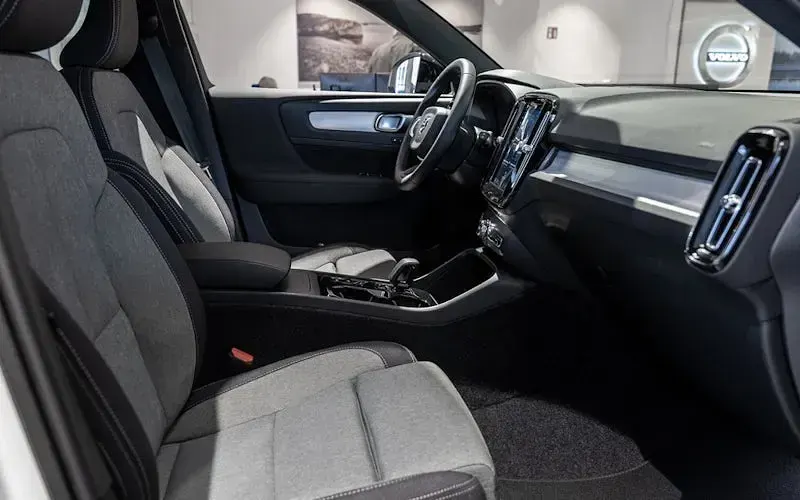 Neu Volvo XC40 Plus 163 PS (119 kW) 2025 Weiß SUV