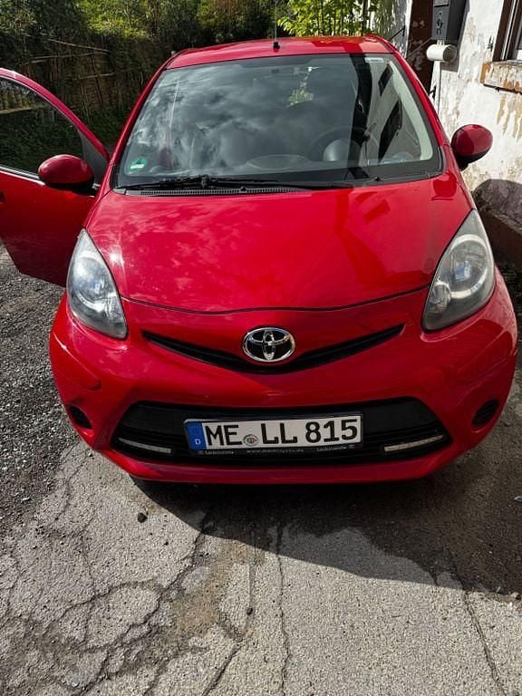 Rot Gebraucht 2013 Toyota Aygo Cool Kleinwagen | 4.000 € (Guter Preis) - Bild 1/4
