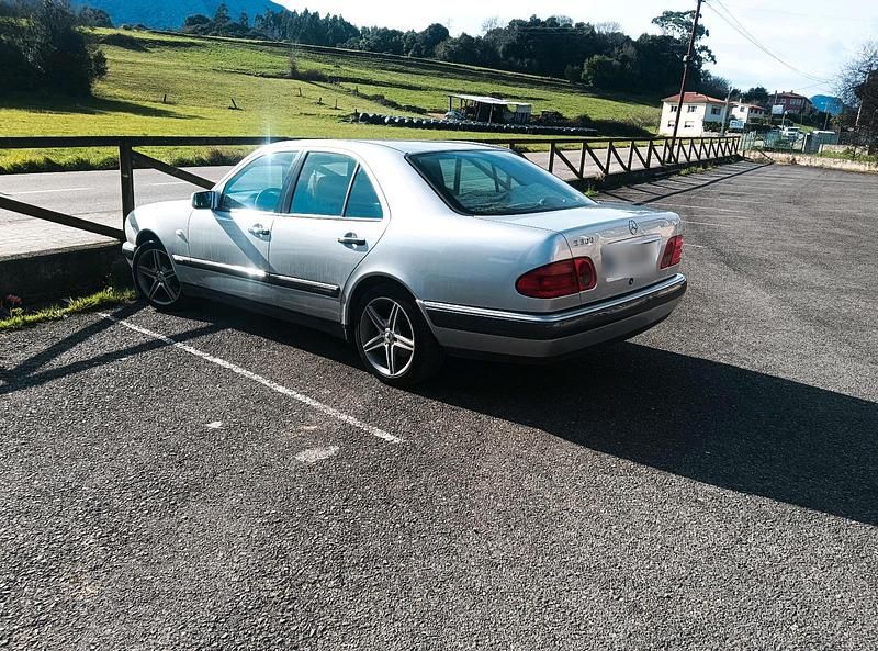 Gebraucht Mercedes E300 177 PS (130 kW) 1999 Grau Limousine