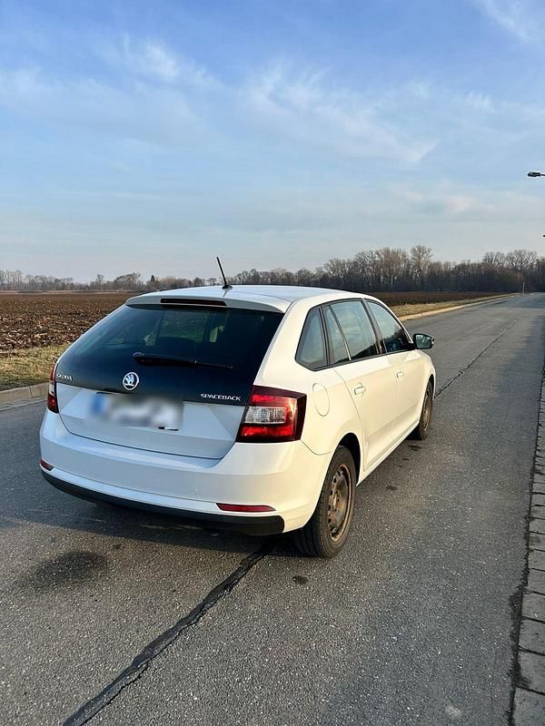 Gebraucht Skoda Rapid 90 PS (66 kW) 2016 Weiß Limousine