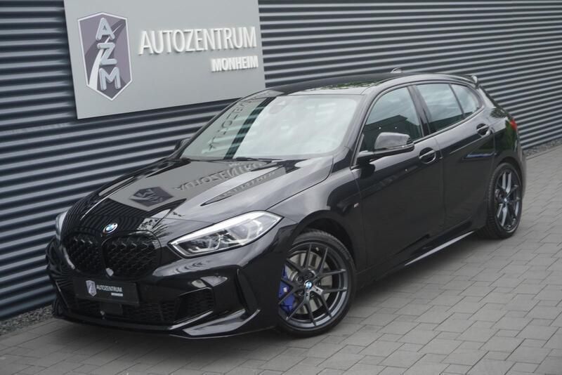 Black sapphire schwarz metallic Gebraucht 2023 BMW M135 Comfort Edition Kleinwagen | 36.990 € (Fairer Preis) - Bild 1/4