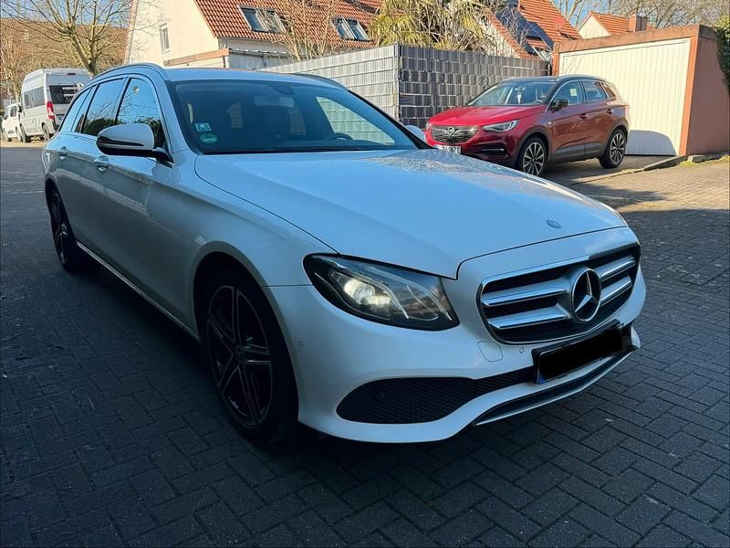Gebraucht Mercedes E220 Avantgarde 194 PS (142 kW) 2017 Weiß Kombi