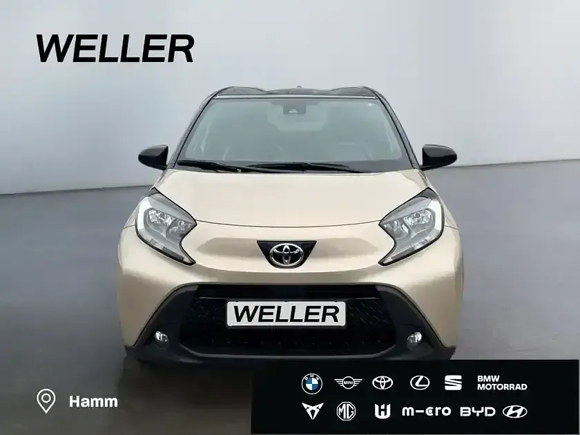 Gebraucht Toyota Aygo 72 PS (52 kW) 2025 Ginger beige metallic / dach mysticschwarz mica Kleinwagen