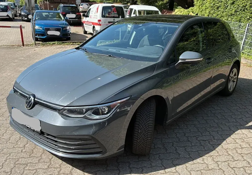 Gebraucht VW Golf VIII Life 131 PS (96 kW) 2020 Grau Limousine