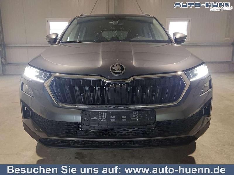 Graphitgrau metallic Neu 2025 Skoda Karoq Selection SUV | 31.989 € (Superpreis) - Bild 1/2