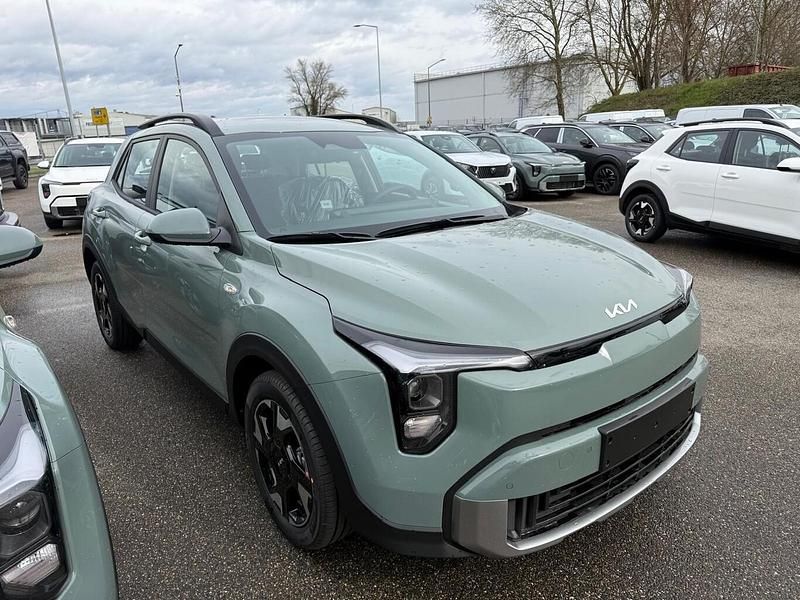 Neu Kia Stonic 101 PS (74 kW) 2026 Adventure green metallic SUV