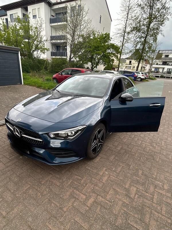 Blau Gebraucht 2021 Mercedes E250 AMG line Coupé | 30.900 € (Teuer) - Bild 1/4