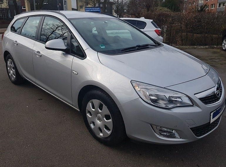 Gebraucht Opel Astra 131 PS (96 kW) 2012 Argonsilber Kombi