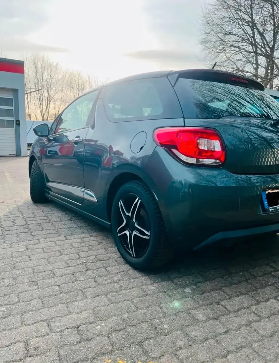 Gebraucht Citroën DS3 68 PS (50 kW) 2012 Grau Kleinwagen