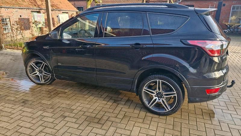 Gebraucht Ford Kuga ST-Line 150 PS (110 kW) 2017 Schwarz SUV