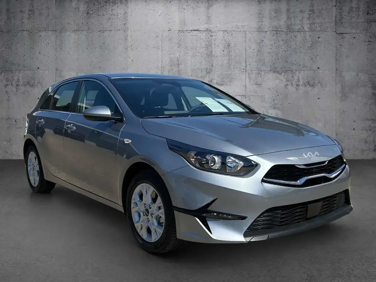 Neu Kia Ceed Vision 140 PS (102 kW) 2025 Lunar silver Kleinwagen