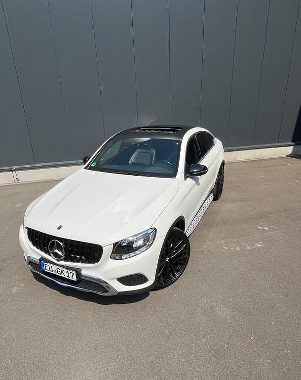 Weiß Gebraucht 2017 Mercedes GLC250 AMG line Limousine | 29.100 € (Fairer Preis) - Bild 1/4