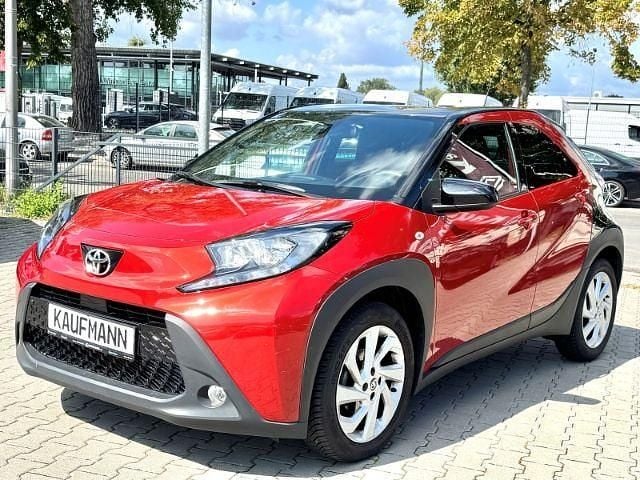 3u4)/ black mica (209) (rot Gebraucht 2023 Toyota Aygo Pulse Kleinwagen | 15.490 € (Guter Preis) - Bild 1/4